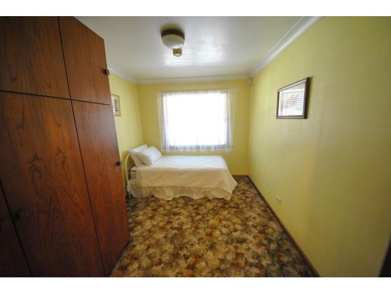 8 Caroline Crescent, Georges Hall NSW 2198