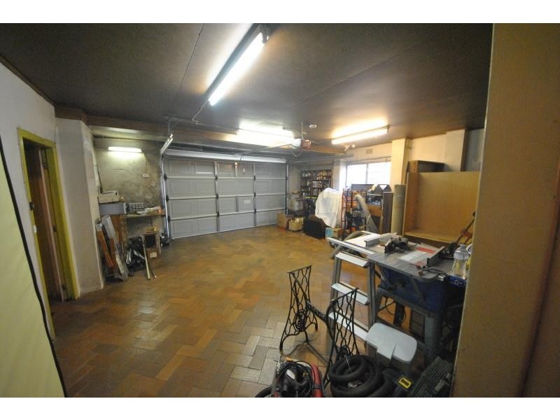 8 Caroline Crescent, Georges Hall NSW 2198