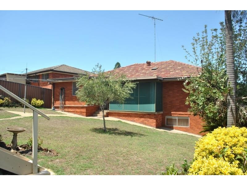 8 Caroline Crescent, Georges Hall NSW 2198