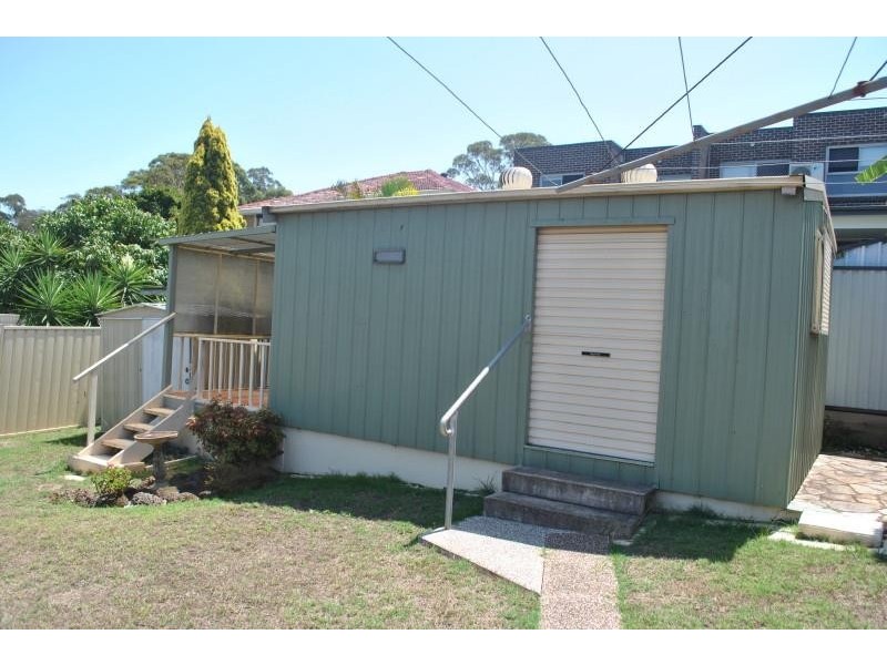 8 Caroline Crescent, Georges Hall NSW 2198