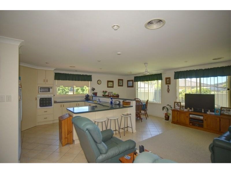 2 Areca Ct, Forster NSW 2428