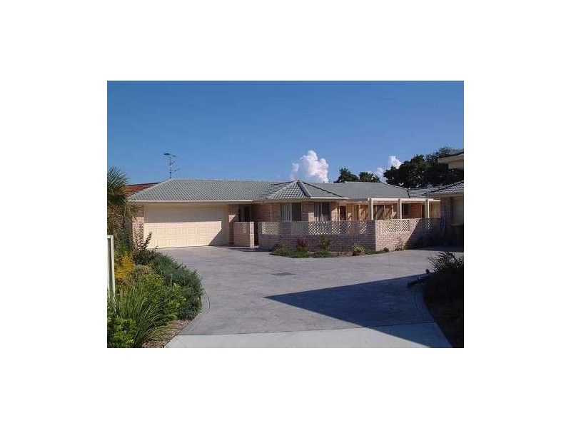 2/8 Greenview Pl, Forster NSW 2428