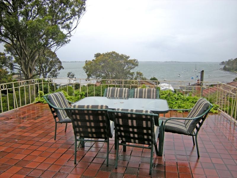 11 Ambrose St, Carey Bay NSW 2283