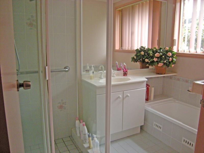 2 Myles Ave, Warners Bay NSW 2282