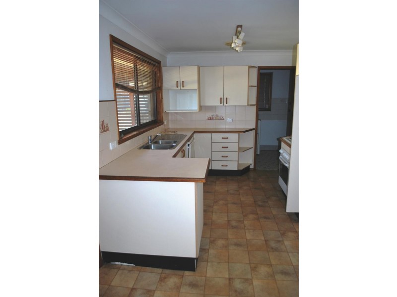 38 Leichhardt Rd, Gorokan NSW 2263