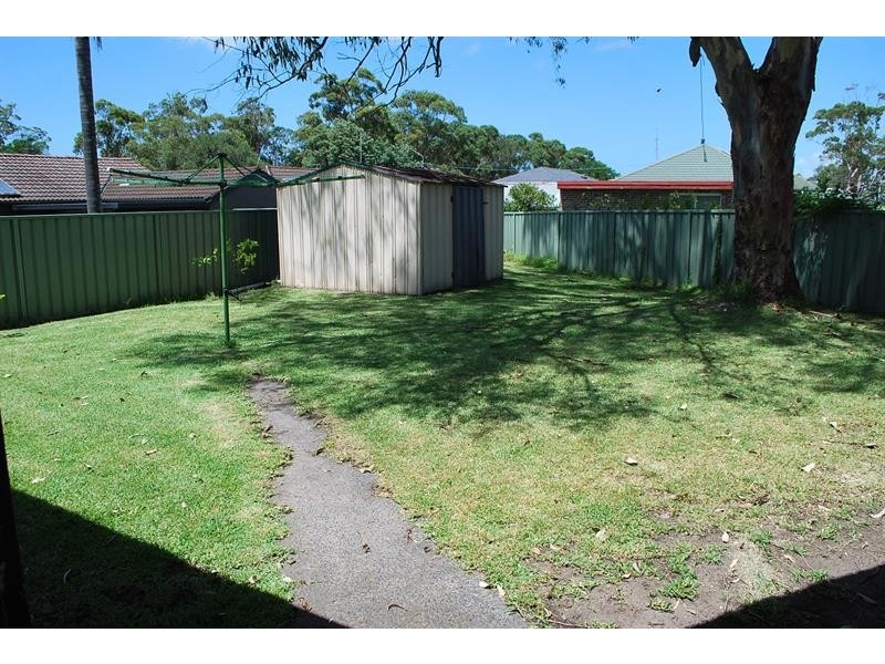 1 Wyuna Ave, Gorokan NSW 2263