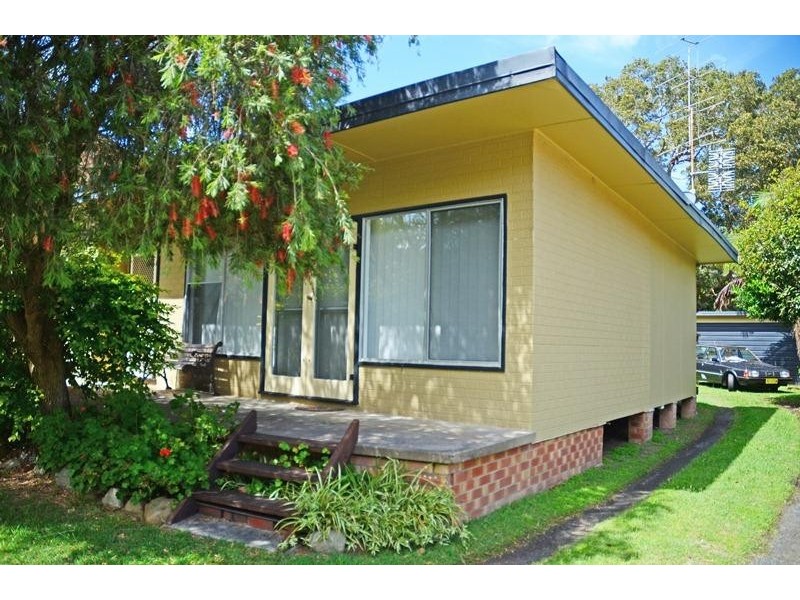 13 Mimosa Rd, Budgewoi NSW 2262