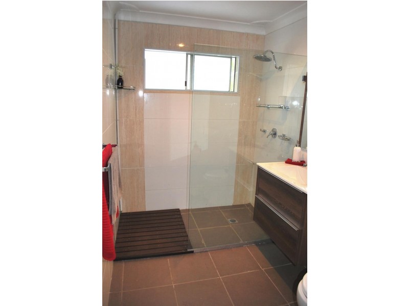 2 Yeramba Rd, Summerland Point NSW 2259