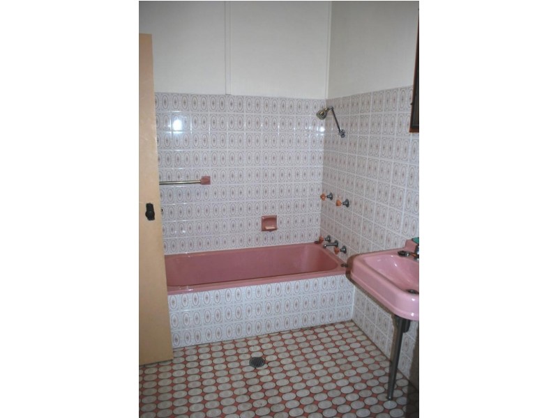 1 Eighth Ave, Toukley NSW 2263