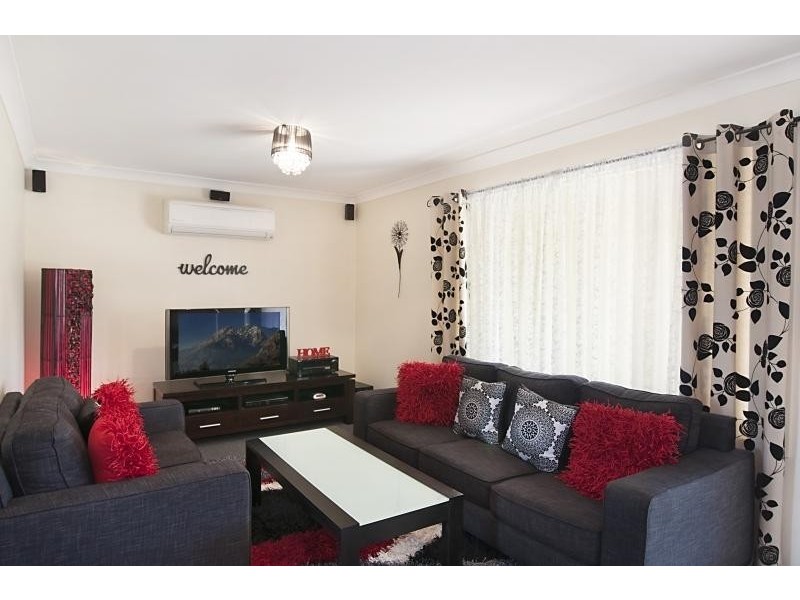 15 Loch Cl, Blue Haven NSW 2262