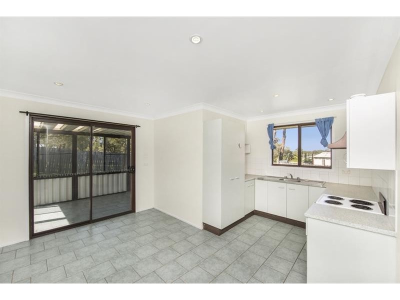 8 Morcombe Cl, Gorokan NSW 2263