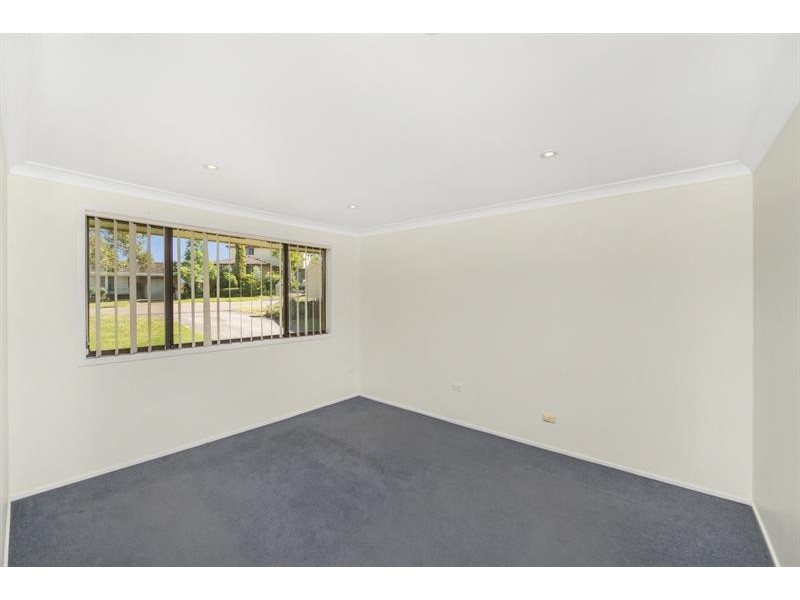8 Morcombe Cl, Gorokan NSW 2263