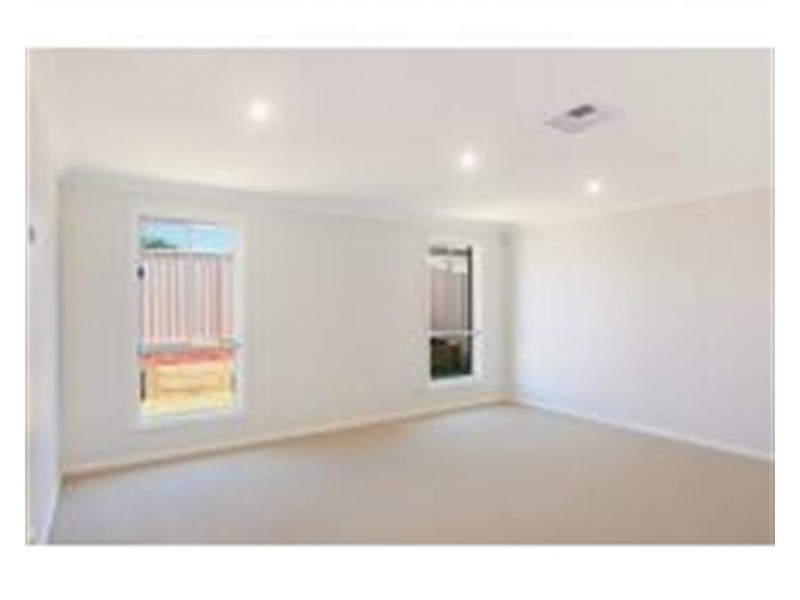 27 Grasstree Ave, Woongarrah NSW 2259