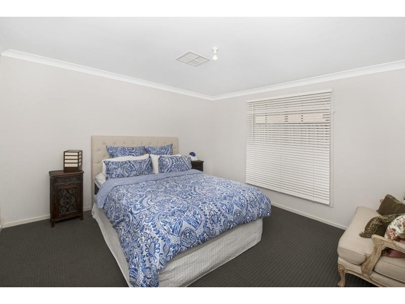 6 Salamander Rd, Wadalba NSW 2259