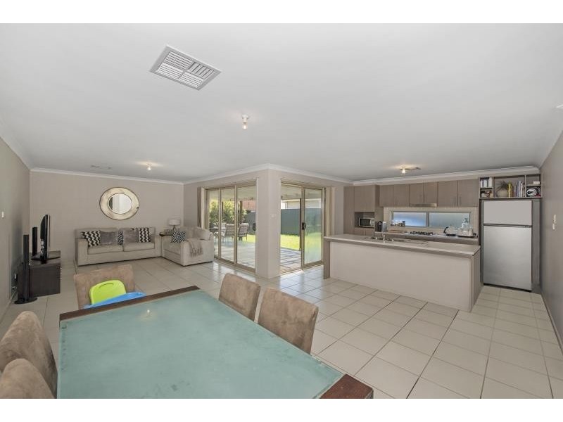 6 Salamander Rd, Wadalba NSW 2259