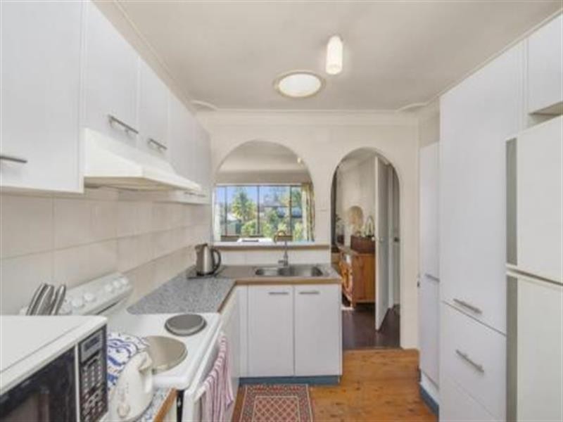 27 Manuka Pde, Gorokan NSW 2263