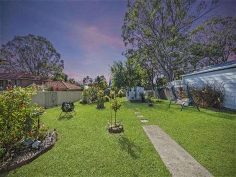 27 Manuka Pde, Gorokan NSW 2263