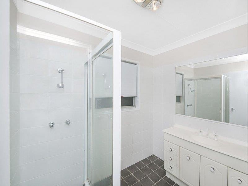 17 Donegal St, Berkeley Vale NSW 2261