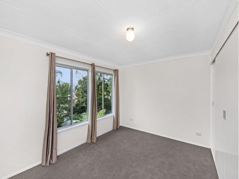 17 Donegal St, Berkeley Vale NSW 2261