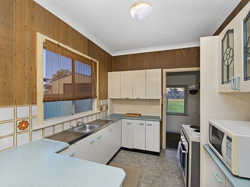 39 Dunvegan St, Mannering Park NSW 2259