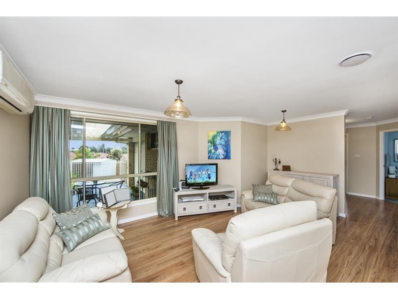8 Woodside Ct, Lake Haven NSW 2263