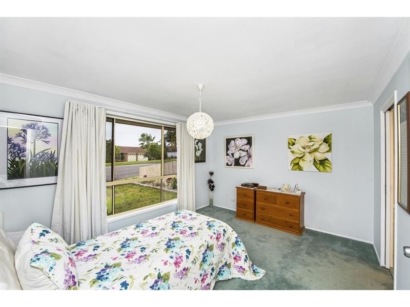 8 Woodside Ct, Lake Haven NSW 2263