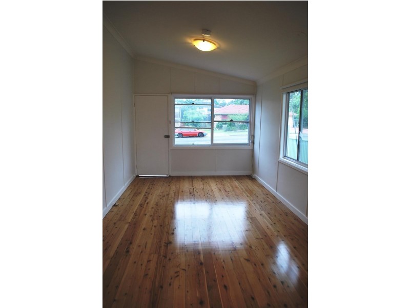 10 Charmhaven Ave, Charmhaven NSW 2263