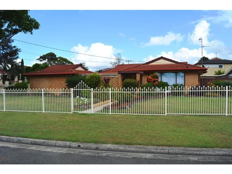 30 Moss Ave, Toukley NSW 2263