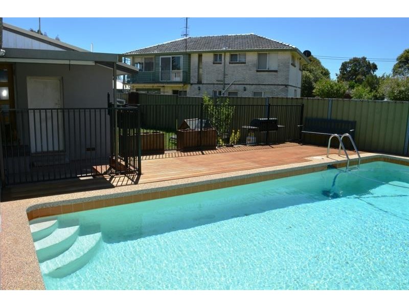 2 Moss Ave, Toukley NSW 2263