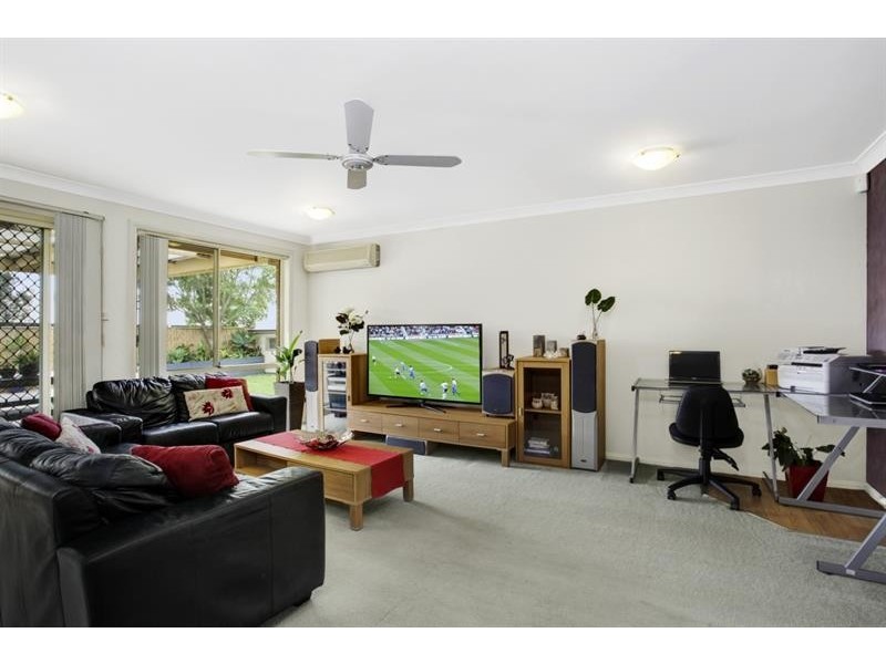 2 Glider Rd, Wadalba NSW 2259