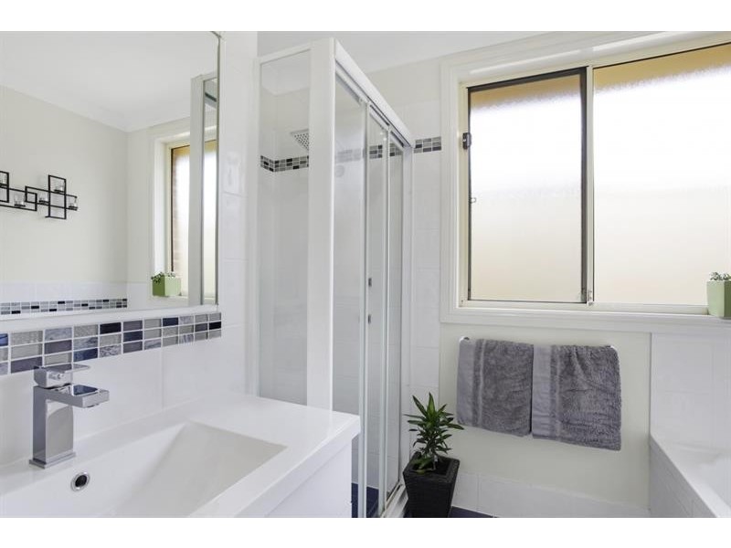 2 Glider Rd, Wadalba NSW 2259
