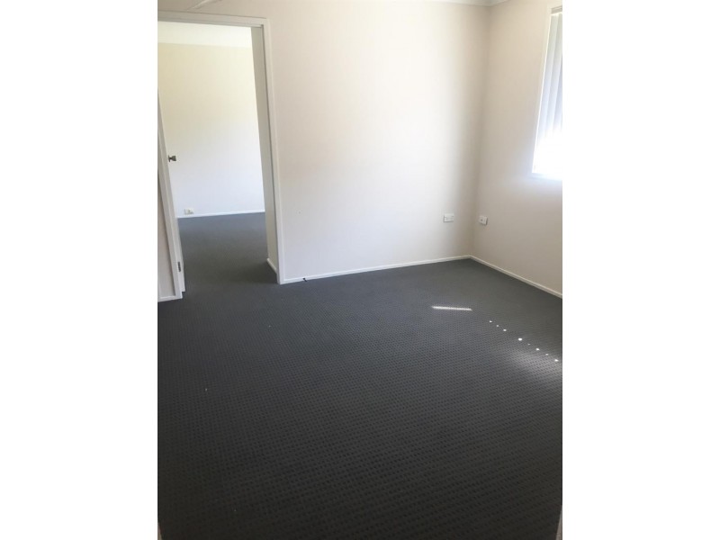 8 Wyong  Rd, Berkeley Vale NSW 2261