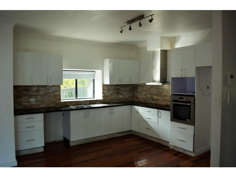 11 Beach Parade, Canton Beach NSW 2263