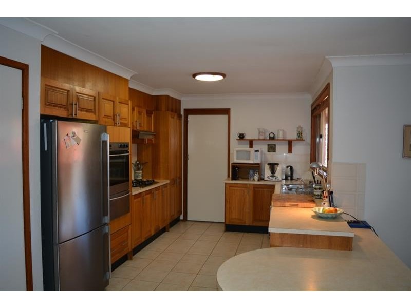 2 Charlotte Cl, Bateau Bay NSW 2261