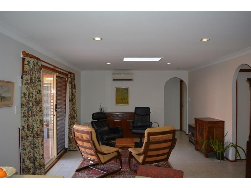 2 Charlotte Cl, Bateau Bay NSW 2261