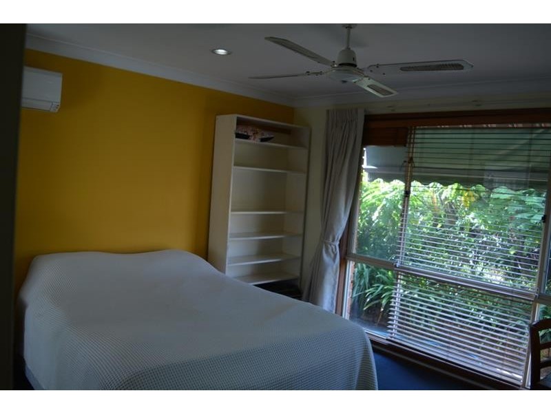 2 Charlotte Cl, Bateau Bay NSW 2261
