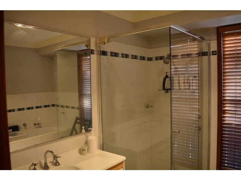 2 Charlotte Cl, Bateau Bay NSW 2261