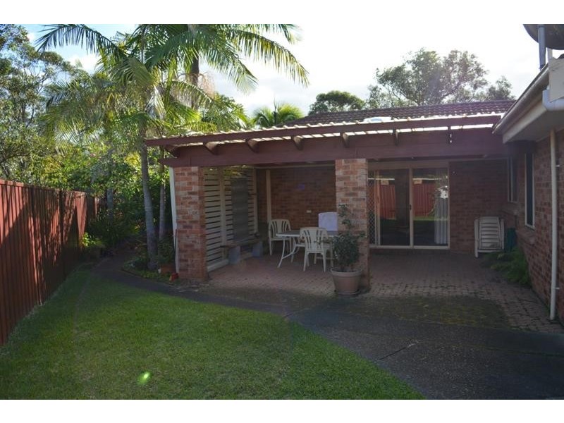 2 Charlotte Cl, Bateau Bay NSW 2261
