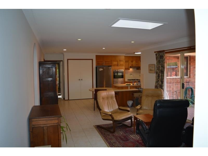 2 Charlotte Cl, Bateau Bay NSW 2261