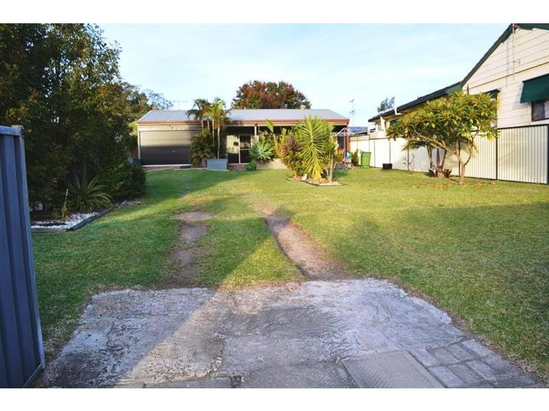 18 Leumeah Ave, Chain Valley Bay NSW 2259