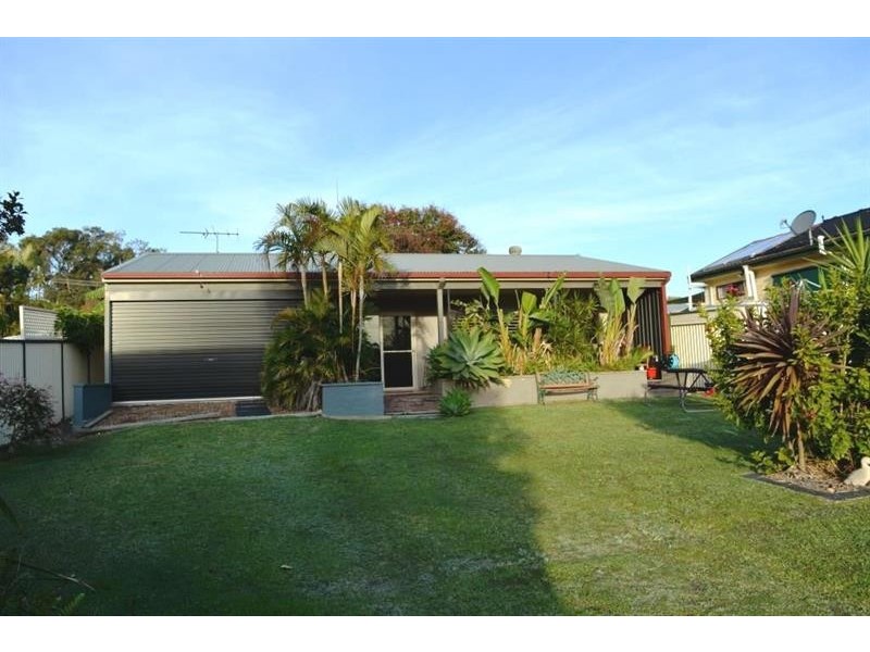 18 Leumeah Ave, Chain Valley Bay NSW 2259