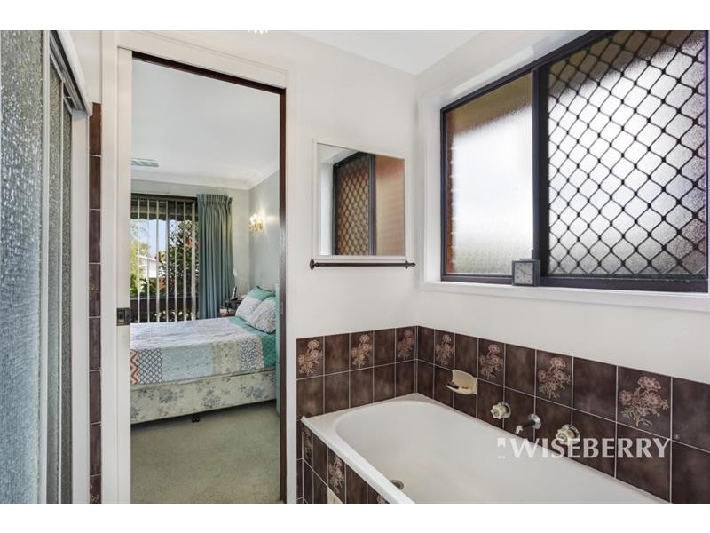 17 Leonard Ave, Toukley NSW 2263