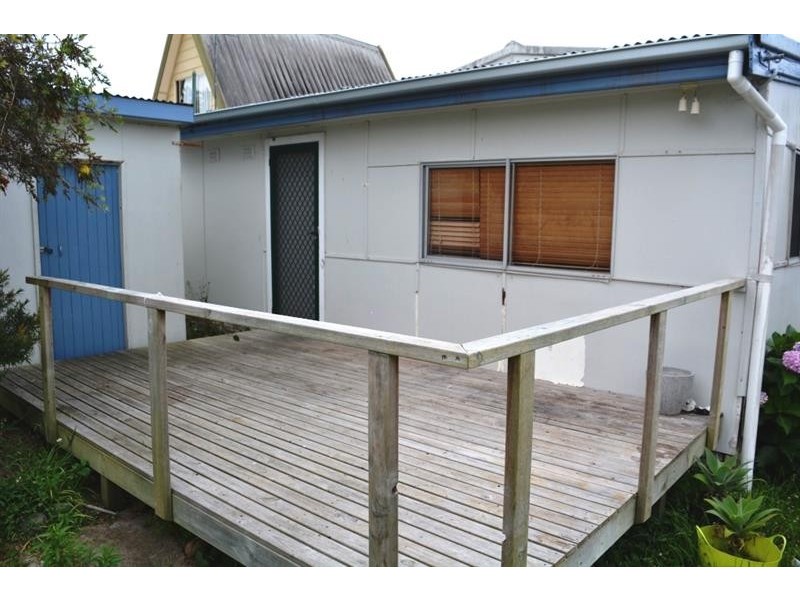 2 Vena Ave, Gorokan NSW 2263