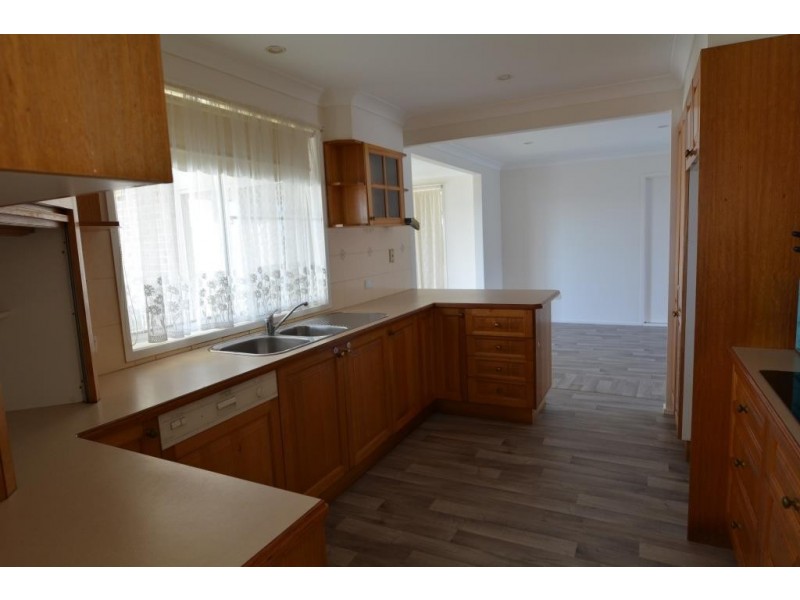 4  Sylvia Avenue, Gorokan NSW 2263