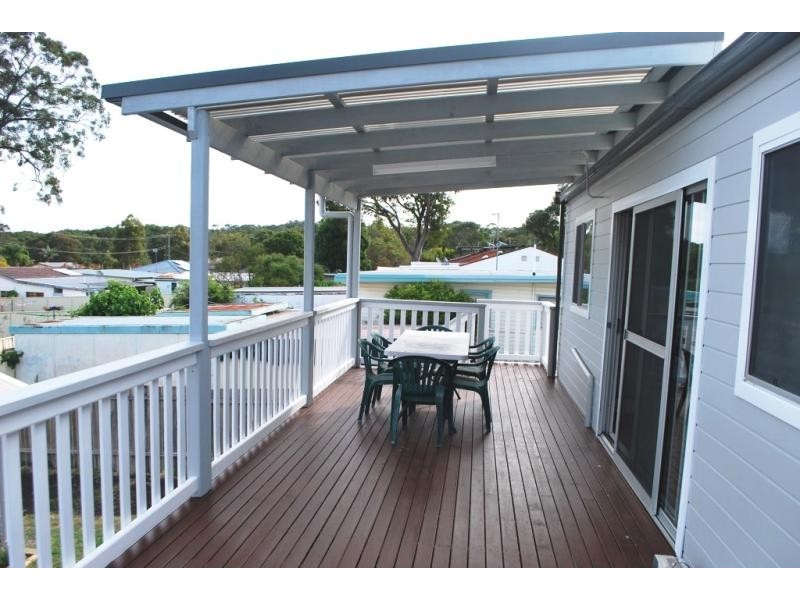 8 Sadie Ave, Gorokan NSW 2263