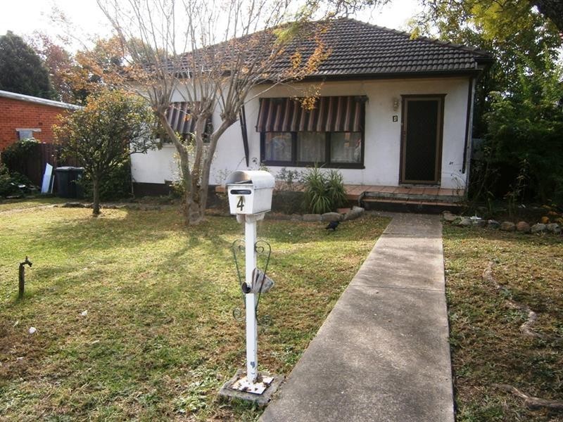 4 Chesham Pde, Glenfield NSW 2167