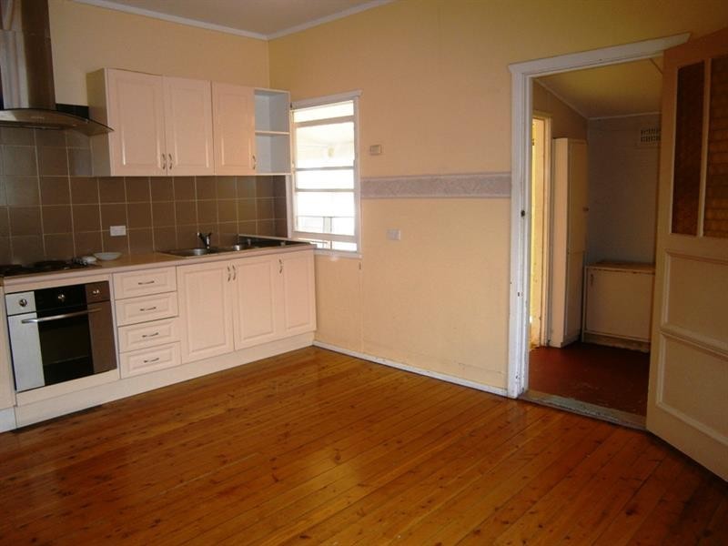 4 Chesham Pde, Glenfield NSW 2167