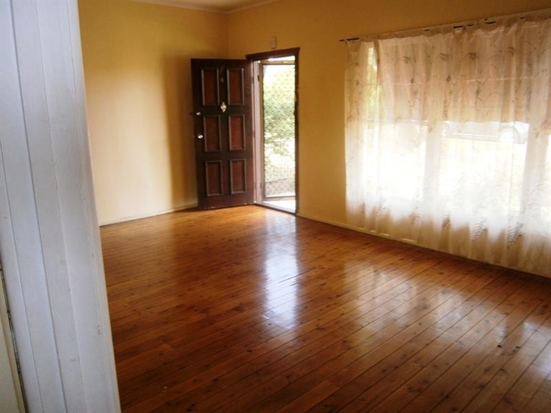 4 Chesham Pde, Glenfield NSW 2167