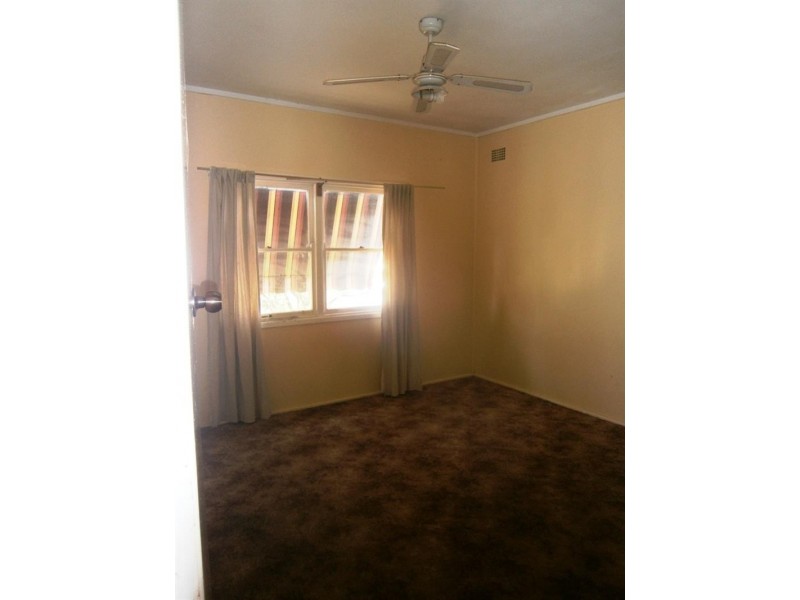 4 Chesham Pde, Glenfield NSW 2167