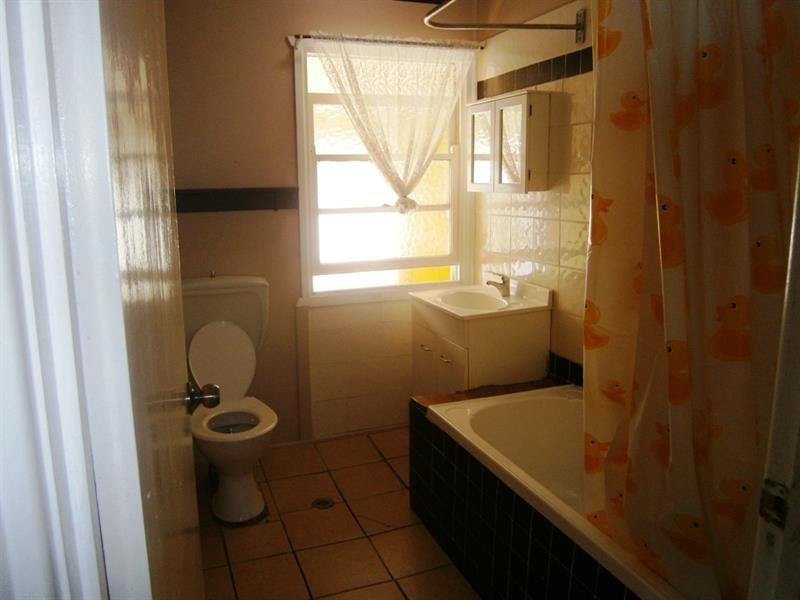 4 Chesham Pde, Glenfield NSW 2167